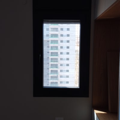 חלון עם מסגרת אלומיניום שחורה