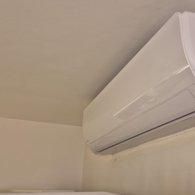 יחידת מיזוג אוויר מותקנת על קיר פנימי