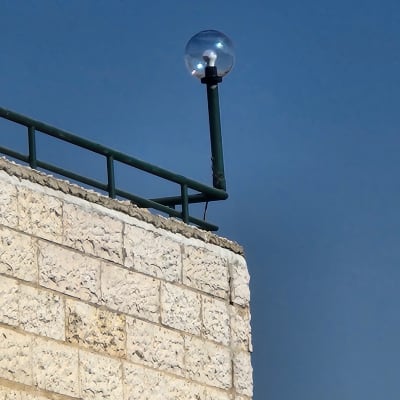 מנורת רחוב עגולה על עמוד ירוק