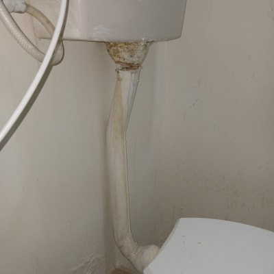 צינור שירותים עם חלודה ונזילה