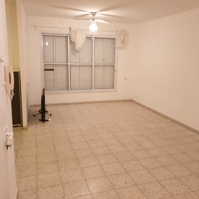 חדר ריק עם רצפה נקייה ומאוורר תקרה