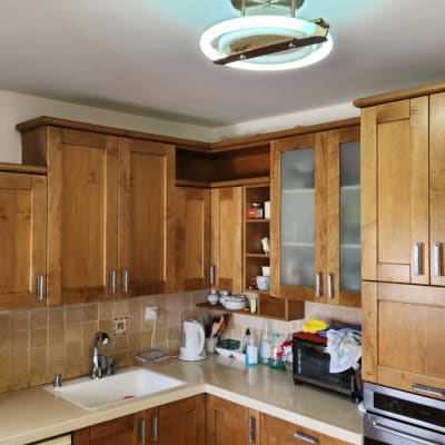 מטבח עם ארונות עץ וכלי מטבח על השיש