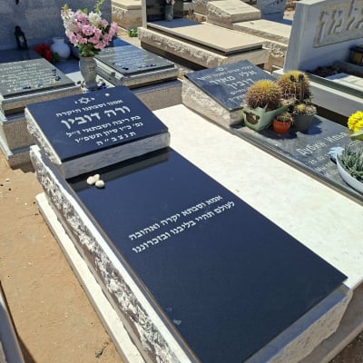 מצבות בבית קברות עם פרחים וקקטוסים