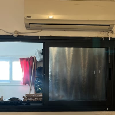 מזגן עילי מסוג Family מותקן מעל חלון הזזה בדירת מגורים