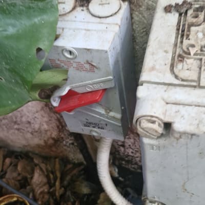 תמונה של מפסק חשמלי עם כבל מחובר