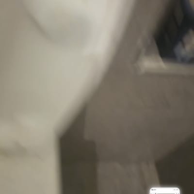 צילום מטושטש של שירותים וחדר אמבטיה