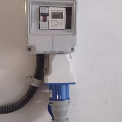 מונה חשמל חד פאזי עם כיסוי שקוף וכבל כתום