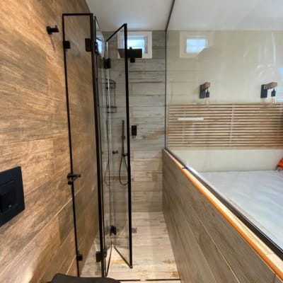 דלת זכוכית למקלחת עם מסגרת שחורה