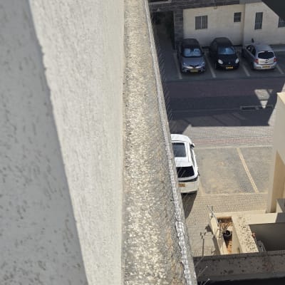 התקנת דוקרנים נגד יונים על אדן מבנה גבוה