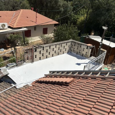 גג עם חומרי איטום, סולם וקירות בלוקים