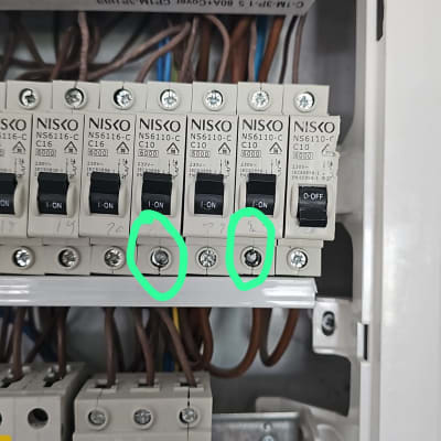לוח חשמל עם מפסקים וחוטים