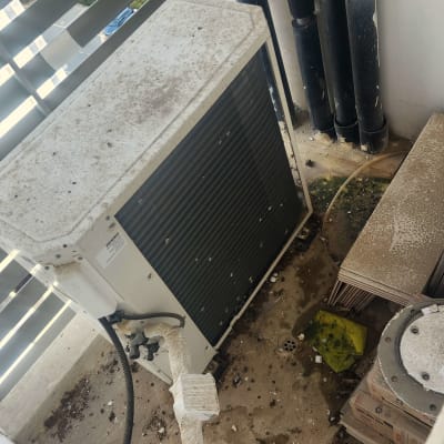 מזגן מלוכלך עם לשלשת יונים על הרצפה