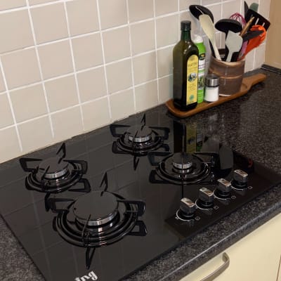 כיריים גז עם בקבוקי שמן וכלי מטבח על השיש