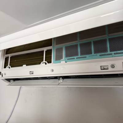 יחידת מיזוג אוויר פתוחה עם מסננים גלויים