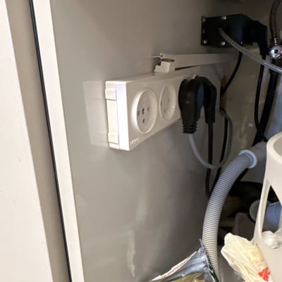 שקע חשמל עם תקעים מחוברים מתחת לכיור