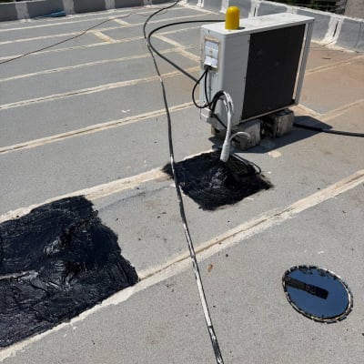 גג עם תיקוני איטום ומזגן