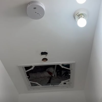 גלאי עשן ותאורה בתקרה, לא מציג שיחה או טקסט