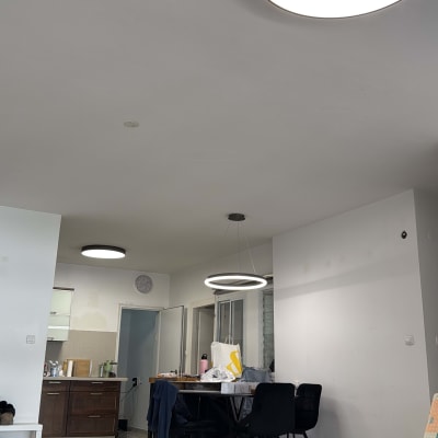 תאורה מותקנת בתקרה בחדר אוכל