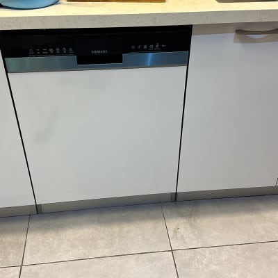 מדיח כלים אינטגרלי במטבח מודרני עם ארונות לבנים