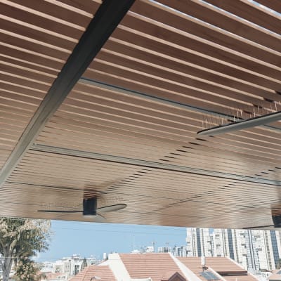 פרגולה מאלומיניום עם מאווררים בתקרה