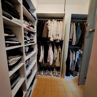 ארון בגדים מסודר עם בגדים ונעליים