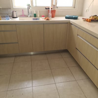 מטבח עם כיור, ברז וכלים על השיש