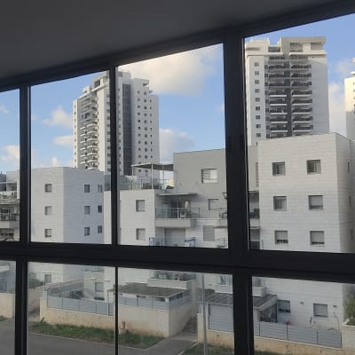 חלונות אלומיניום גדולים עם נוף עירוני