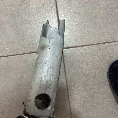 צינור שבור עם חור על רצפה אפורה