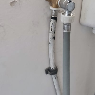 ברז מים עם צינור מחובר לקיר