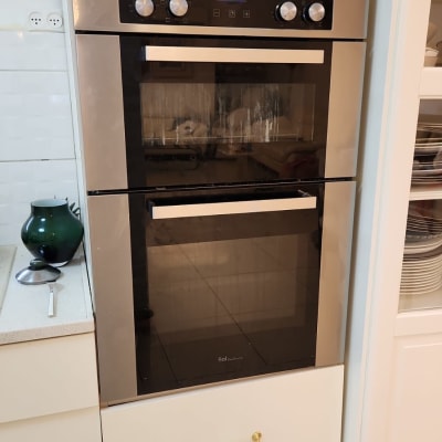 תנור ומיקרוגל משולבים במטבח מודרני