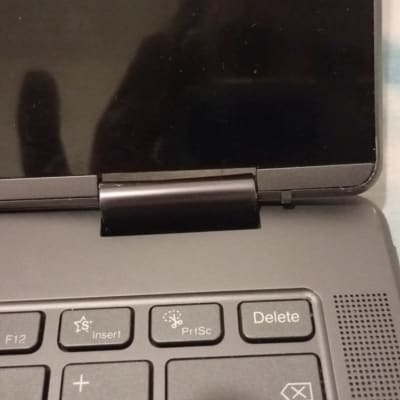 מחשב נייד עם מקלדת ומסך שחור