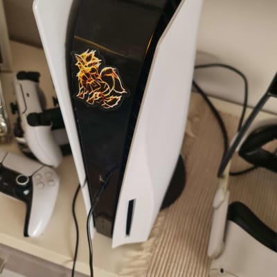 קונסולת משחקים עם שלטים ואביזרים נוספים