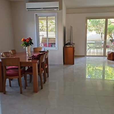 חדר אוכל עם שולחן וכיסאות מעץ, חלון גדול