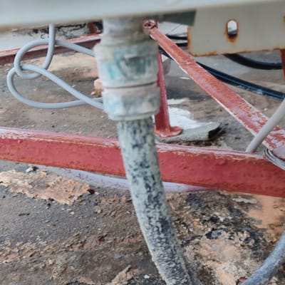 צינור מתכת מחובר למבנה מתכת חלוד