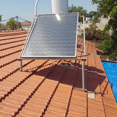 דוד שמש על גג רעפים עם קולטן סולארי