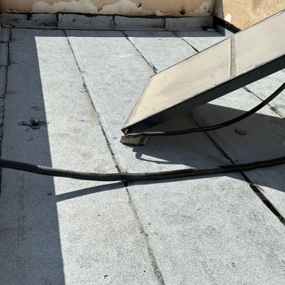 גג אטום עם יריעות ביטומניות ושמשה סולארית