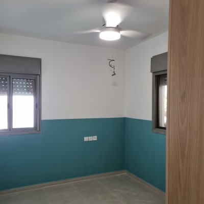 חדר עם קירות צבועים, מאוורר תקרה ותאורה חדשה