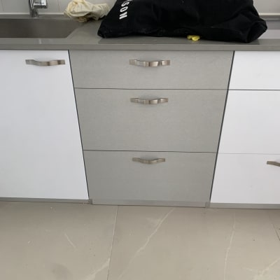 ארונות מטבח עם ידיות מתכת, כיור וברז נירוסטה