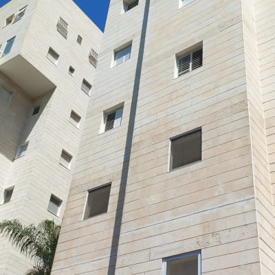 בניין גבוה עם חלונות רבים בשמש