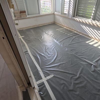 רצפה מכוסה בניילון כהכנה לצביעה