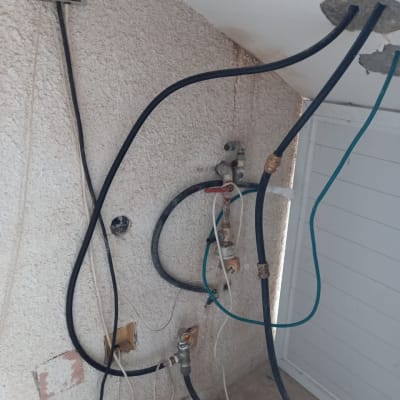 צינורות ומחברים של דוד שמש על קיר חיצוני