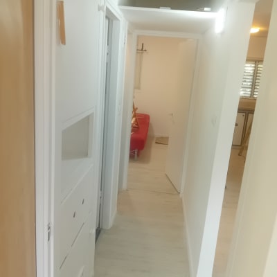 מסדרון עם קירות צבועים ולבן