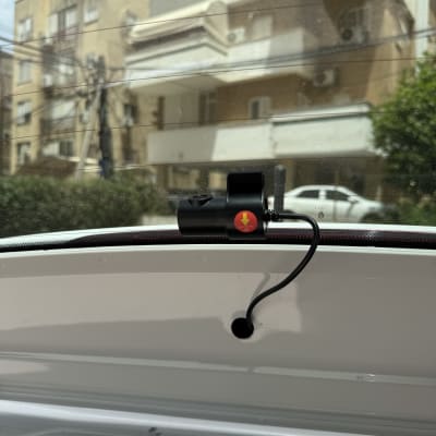 מצלמת רכב מותקנת על שמשה אחורית עם כבל חשמלי