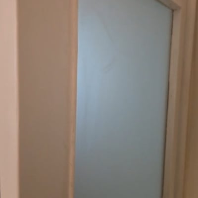 דלת עם זכוכית חלבית במסגרת עץ