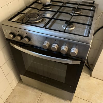 תנור גז עם כיריים ומקינטה במטבח