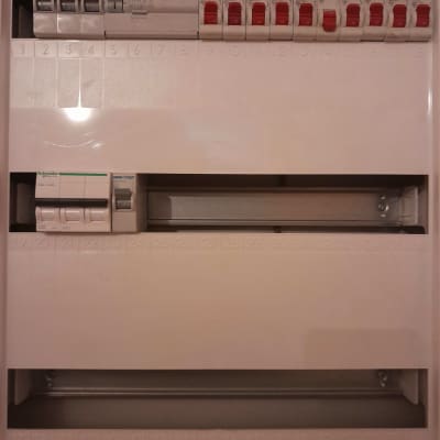 לוח חשמל עם מפסקים ומפסקי פחת