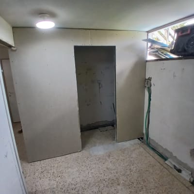 קיר גבס עם פתח דלת וחלון קטן