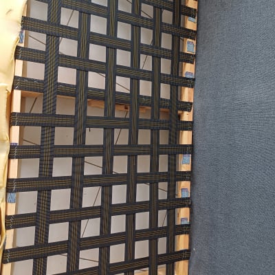 רצועות ארוגות במסגרת עץ לריפוד רהיטים