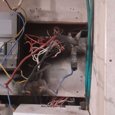 חוטי חשמל צבעוניים בתיבת חשמל פתוחה