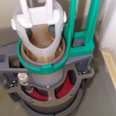 מנגנון פלסטיק של מיכל הדחה בשירותים